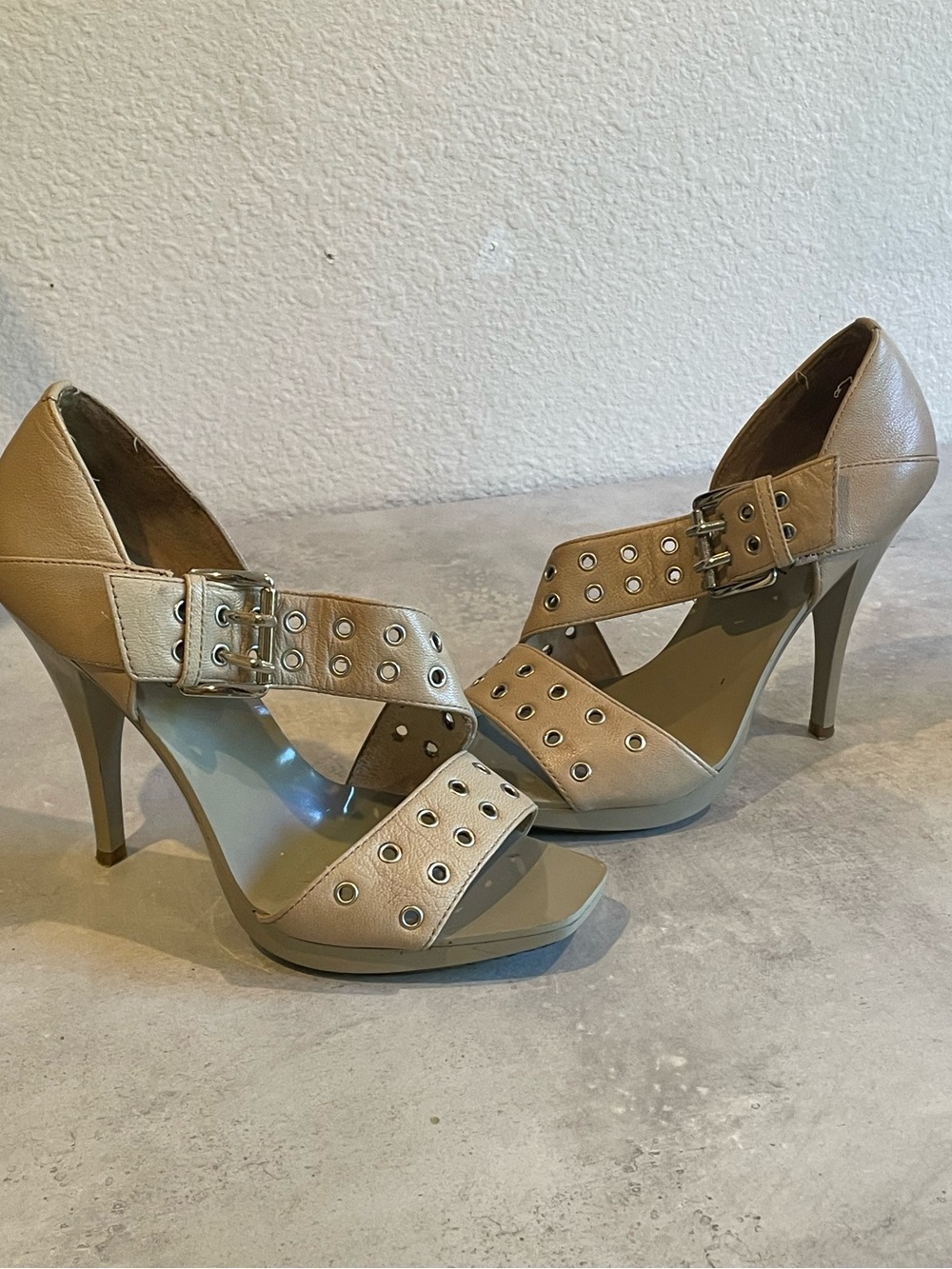 Michael kors beige leather heels - Picture 2 of 6